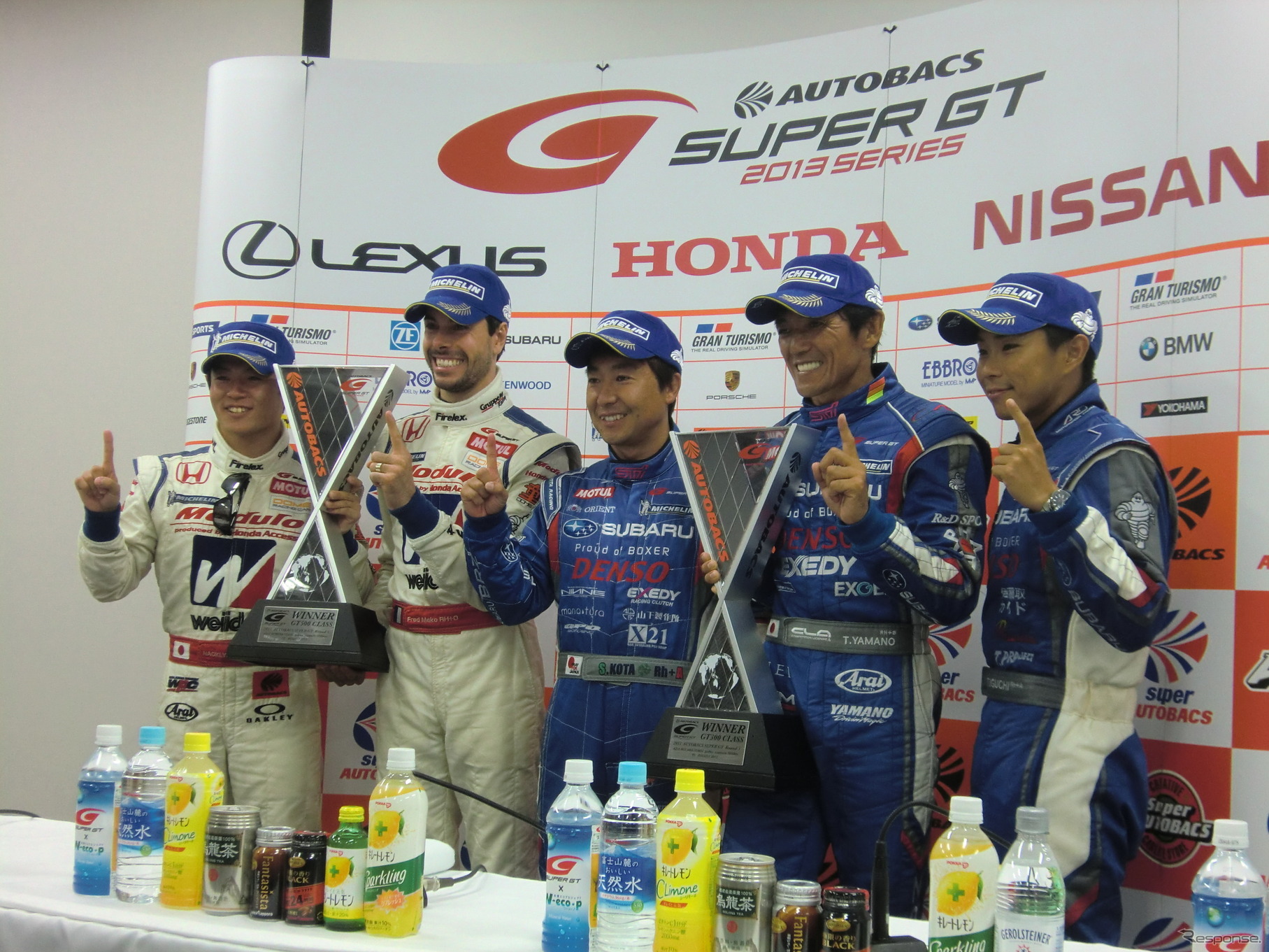 GT500ウイナー（左側2人）とともに記念撮影する、GT300ウイナーのスバル3人衆。