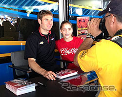 ファンとのサインや写真撮影に参加するウィル・パワー