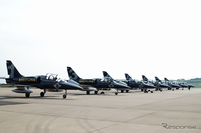 福島空港の駐機場に並ぶブライトリング・ジェットチームの機体。（制限エリア内での撮影）