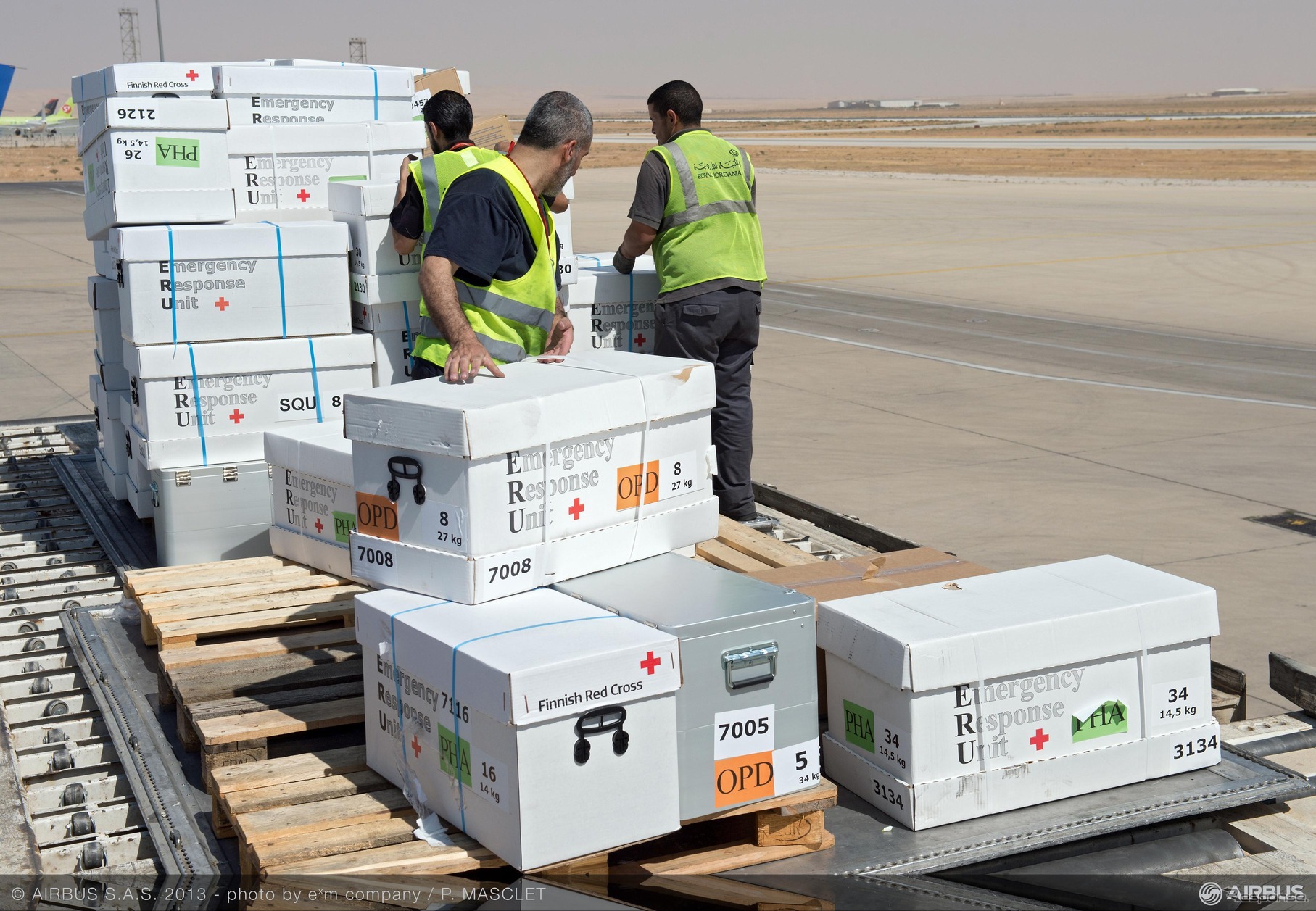 シリア難民キャンプに届けられる医療物資の積載