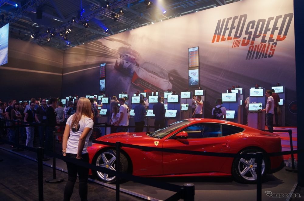ドイツ・ケルンで開催の「gamescom」会場にフェラーリ『F12ベルリネッタ』を展示