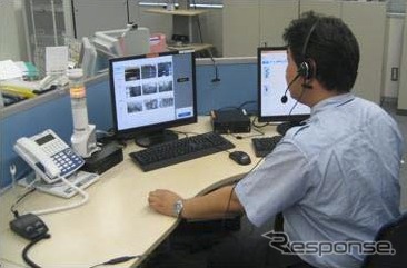 駅の利用者からの質問はインターホンを介して案内センターに常駐しているオペレーターが対応する。