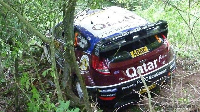 コースアウトして木々に突っ込んだノビコフのフォード・フィエスタRS