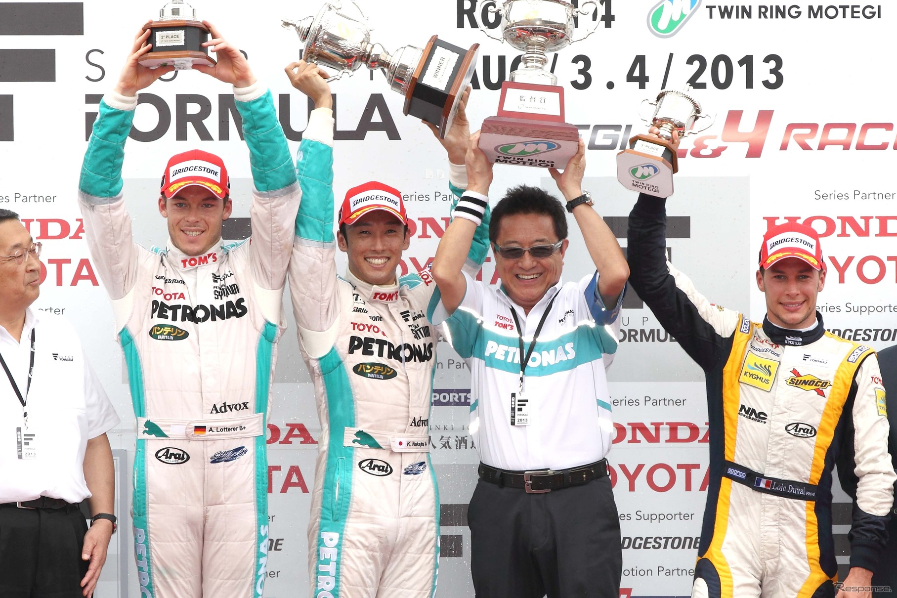 第4戦もてぎはトムスが1-2制覇。左からJRPの白井裕社長、2位ロッテラー、優勝の中嶋一貴、トムスの舘信秀監督、3位デュバル。写真：TOYOTA