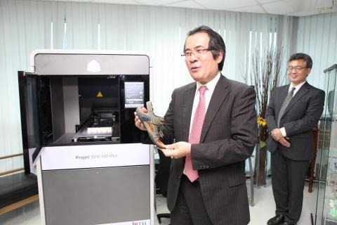 ３Dプリンタと印刷物を説明する西本栄次氏 (JBTH General Manager of Sales & Marketing 左)