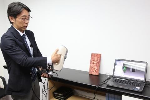 ３Dカラースキャナを実演する今田智秀氏 (データ・デザイン・ソリューションズ・タイランド Technical Director)
