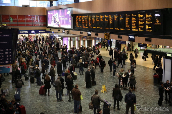 通勤客で賑わうロンドンの駅。英鉄道の7～8月の定時運行率は91.3%だった