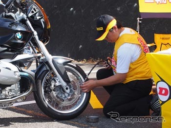ダンロップモーターサイクル、「バイクの日」に全国5会場でタイヤ安全点検を実施