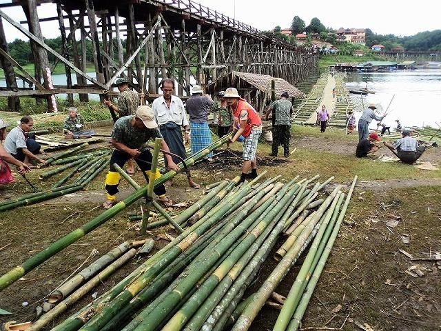 崩落したタイ一長い木橋、隣に臨時の竹橋完成