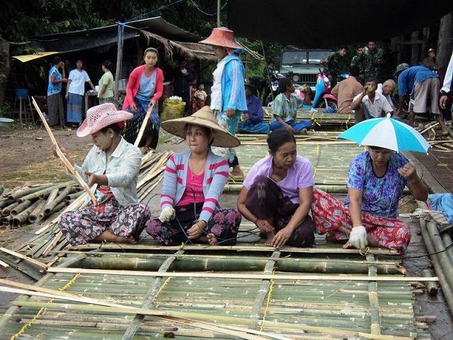 崩落したタイ一長い木橋、隣に臨時の竹橋完成