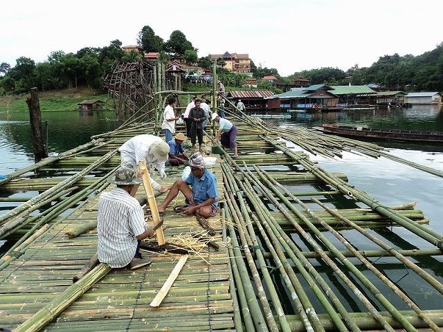 崩落したタイ一長い木橋、隣に臨時の竹橋完成