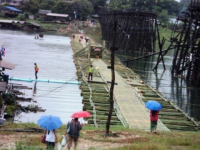 崩落したタイ一長い木橋、隣に臨時の竹橋完成