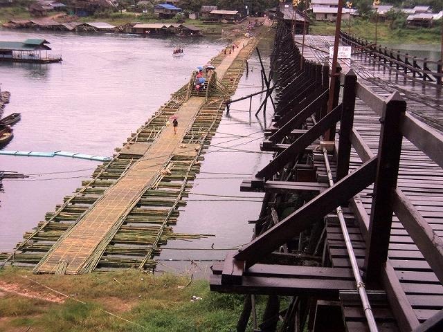 崩落したタイ一長い木橋、隣に臨時の竹橋完成