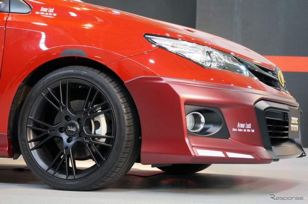 アニメ「機動戦士ガンダム」とのコラボで誕生した「シャア専用オーリス」が市販モデルとして10月発売。（写真：シャア役の声優池田秀一さんと、ジオン軍の制服姿で登場したSKE48の古川愛李さん）