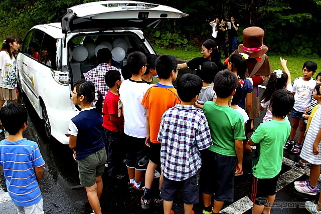 夕張ワークショップの子どもたちとエスティマハイブリッド