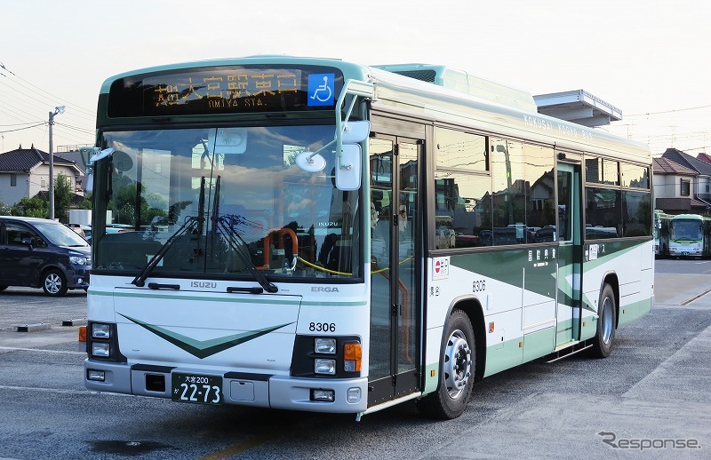 1959年の旧塗装を復刻したさいたま東営業所所属の新車。9月からさいたま市内で運行する。