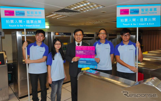 片道乗車券のICカード化を発表した香港MTR。導入にあたり駅に配置される案内スタッフら。
