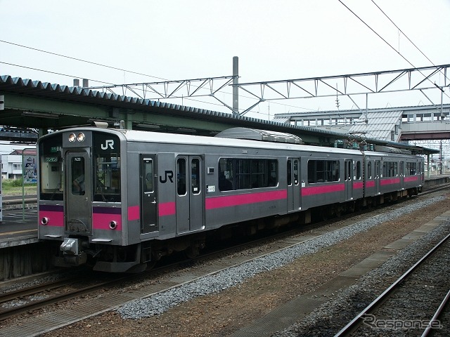 奥羽本線横手駅に停車中の普通列車。「小さな美術館列車」では車内に子供たちが描いた絵画が掲出され、車体にもロゴマークなどが貼り付けられる。