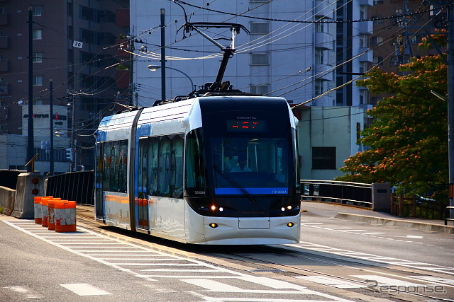 富山ライトレール富山港線で運行されているTLR0600形。今回の運賃無料キャンペーンでは富山地鉄の路面電車と富山ライトレールが利用できる。