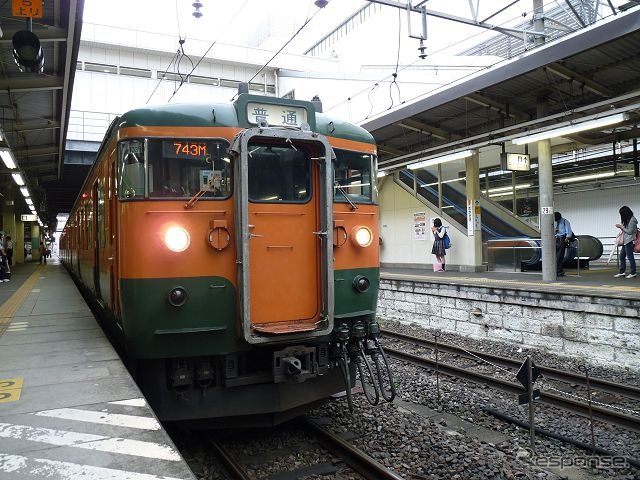 高崎駅で発車を待つ水上行き普通列車。上越線は群馬県内の高崎～土合間のみ利用できる。