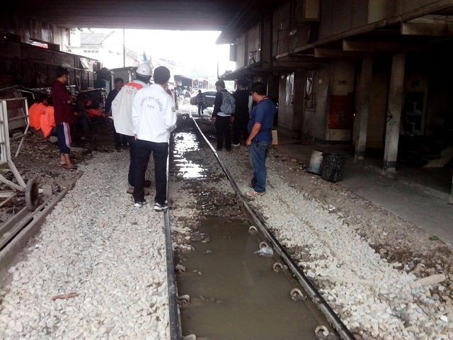 バンコクで列車脱線、駅の屋根に衝突