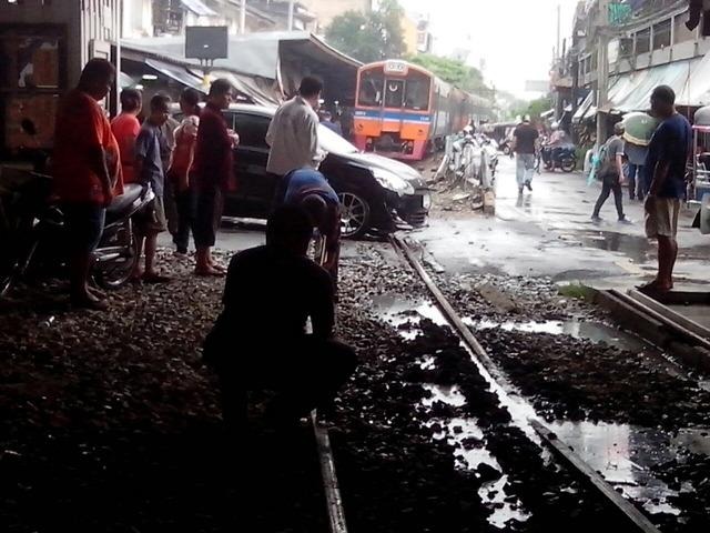 バンコクで列車脱線、駅の屋根に衝突