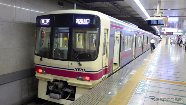 各駅停車が発着する京王線新宿駅1番線。10月末からホームドアの使用を開始する