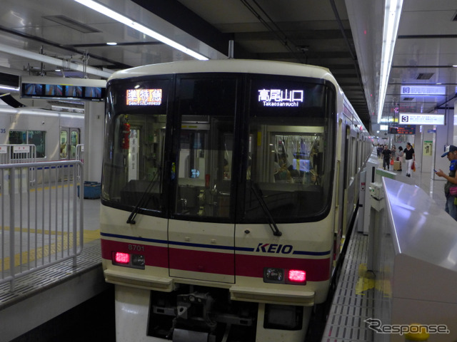 すでにホームドアが設置されている京王線新宿駅3番線（右側）