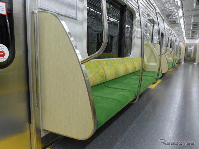 都営新宿線で運転を開始した新型車両、10-300形3次車。大型の袖仕切りは木目模様が入っている