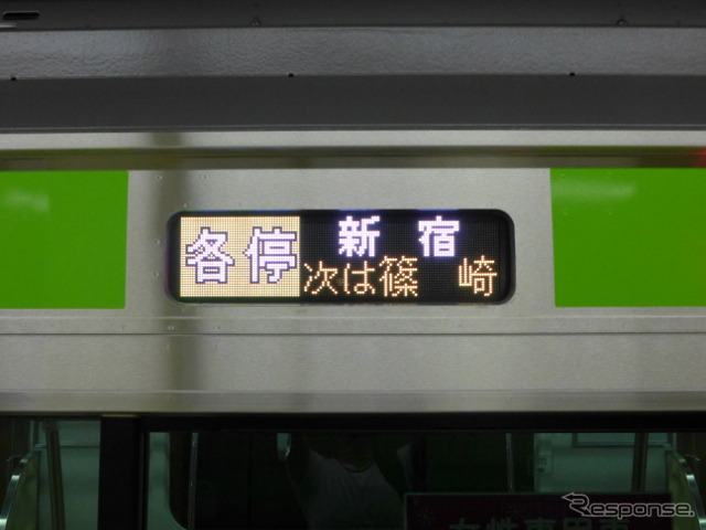 都営新宿線で運転を開始した新型車両、10-300形3次車。行先表示器は次駅表示機能のあるフルカラーLED式に