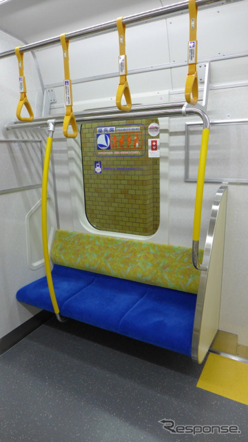 都営新宿線で運転を開始した新型車両、10-300形3次車。優先席の座面は青