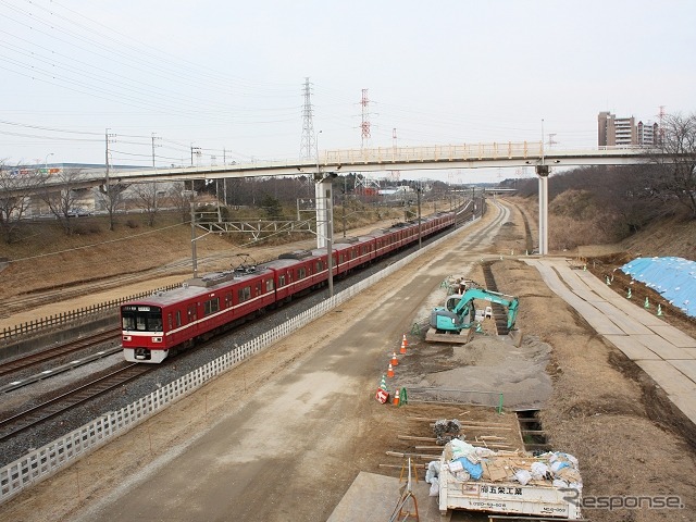 旧・北千葉線の計画区間のうち、北総鉄道北総線に並行する新鎌ヶ谷～小室間は東京10号線延伸新線の構想に含まれず、2000年に計画の中止が正式に決定した。北総線の線路の南側（右）に複線の鉄道をもう一つ敷けるだけの空き地があるが、ここに北千葉線の線路を敷く予定だった。