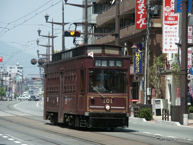 熊本市電の8800形101号（レトロ電車）。ICカードは2014年度末までに全機能の導入を目指す。