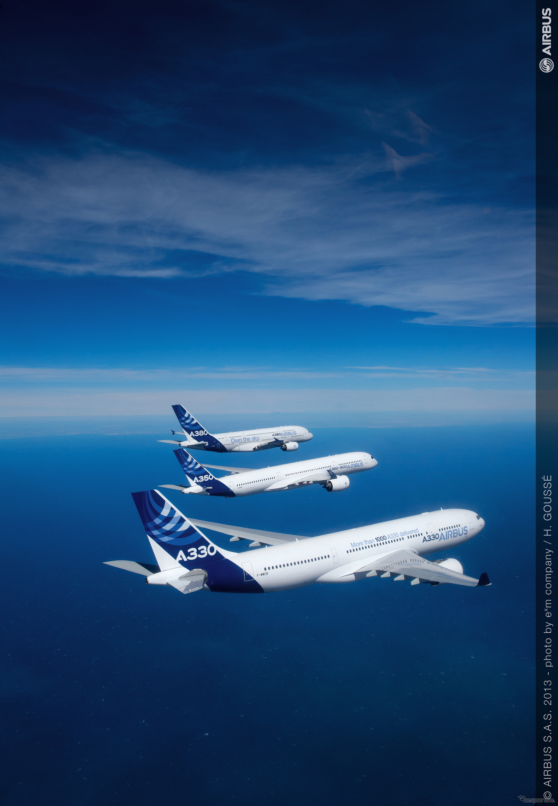 初の編隊飛行を行うA350 XWBとA330、A380