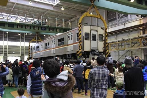 イベントではクレーンによる車体つり上げの実演なども行われる。