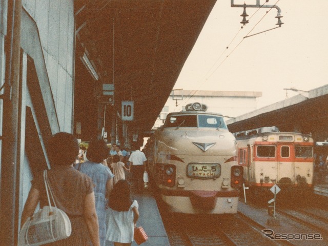 上野駅で発車を待つ、国鉄時代の特急『ひたち』（左、1982年頃）。今回のイベントでは旧国鉄色の485系も展示されるが、写真のボンネットタイプの先頭車は現存しないため、非ボンネット非貫通タイプの先頭車を組み込んだ編成が展示される。