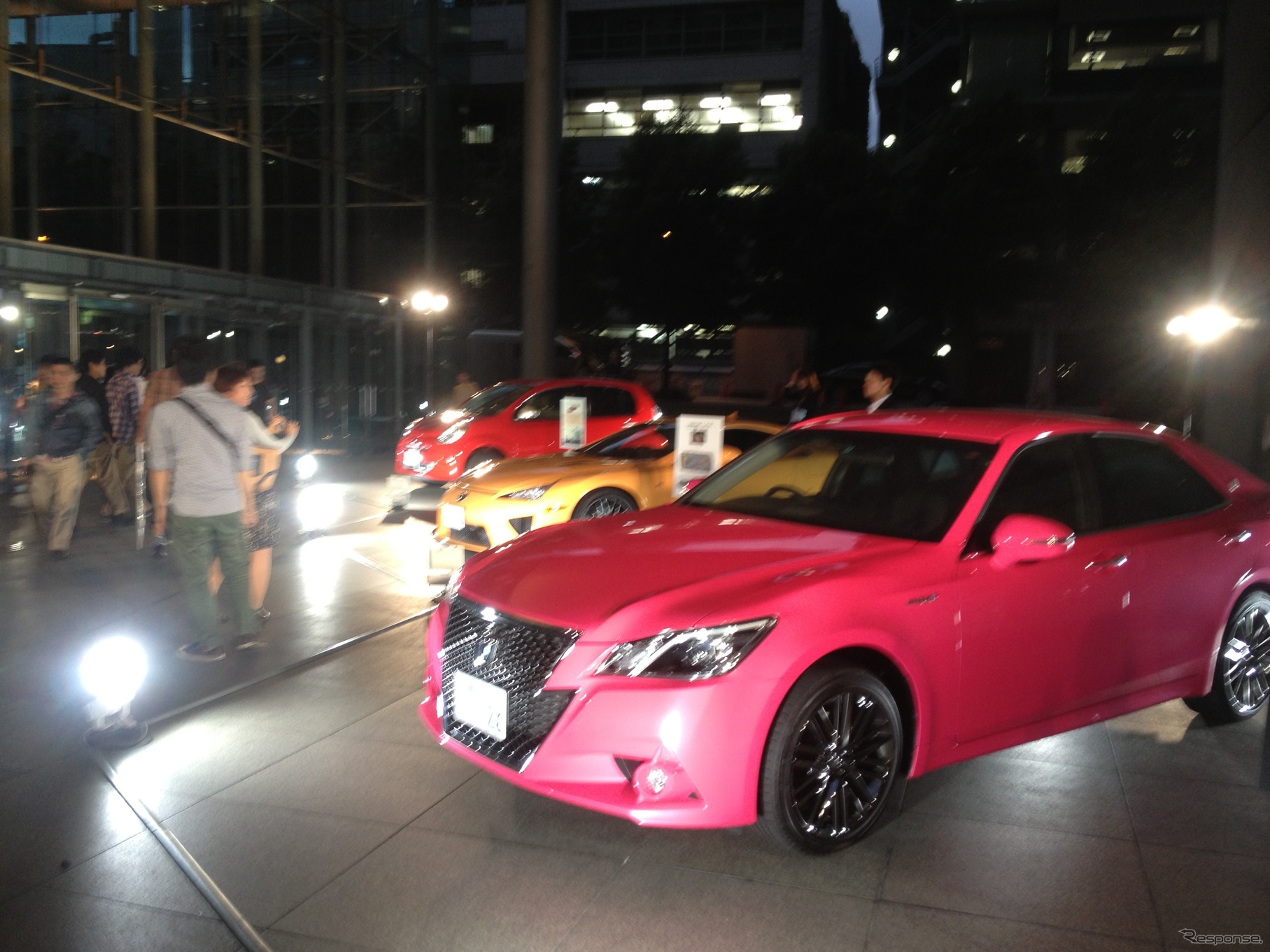 明大キャンパスにはピンクのクラウンなどトヨタ車4台が展示された（豊田自工会会長 明大で出張授業）