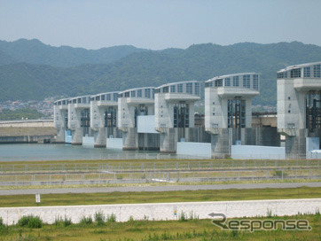 日立造船が施工した紀の川大堰制水門