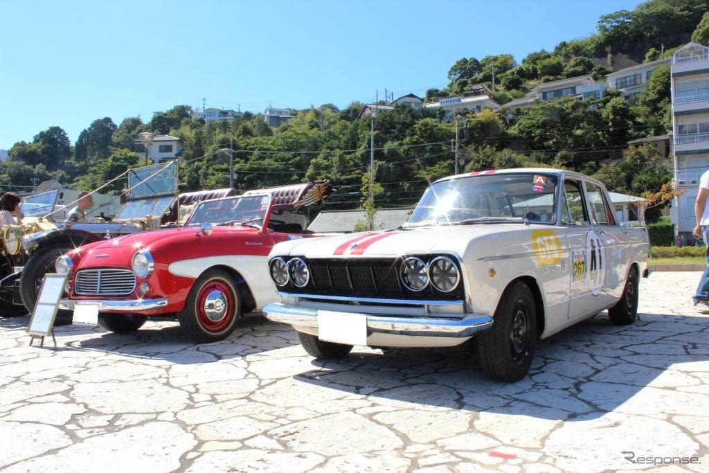 プリンス・スカイライン（右）とダットサン・フェアレディ1200（左）