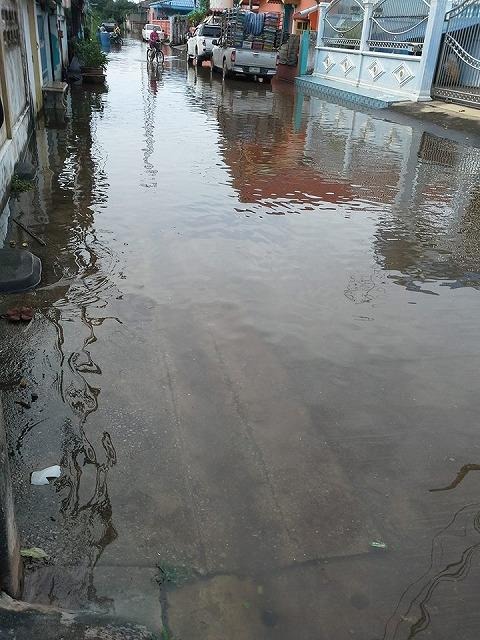 プラジンブリ県内の洪水（１日）