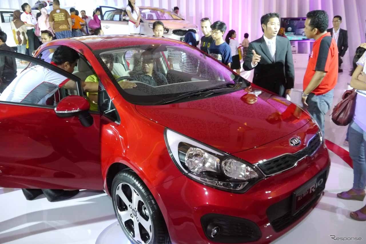 身近な存在のコンパクトカーに比較的多くの人が集まった