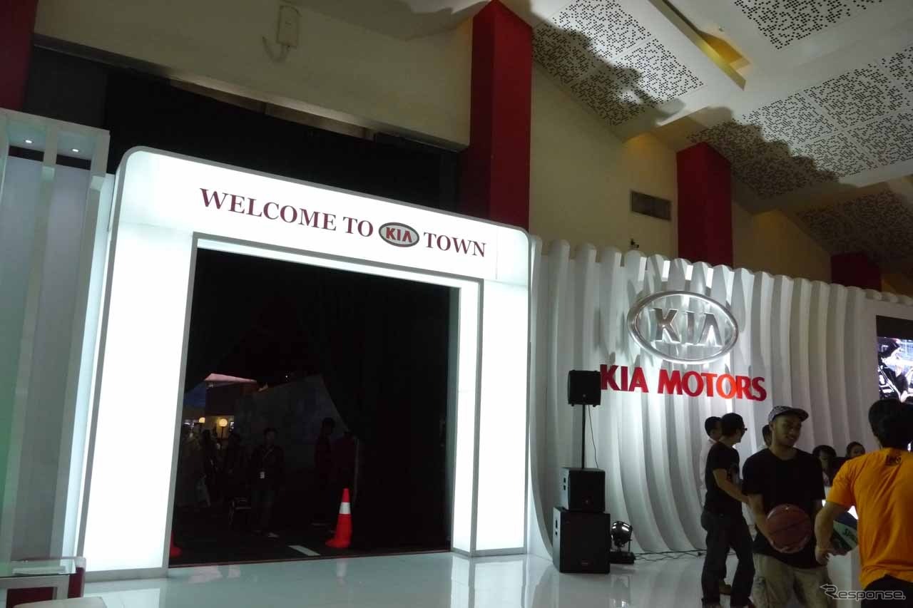 “KIA TOWN”へ通じる入口。タイムトンネルのような枠を抜けると・・