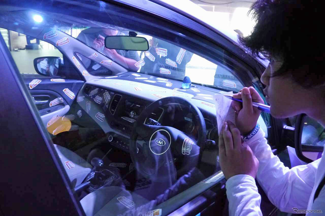 車内をくまなくのぞき込まなければならず、クルマを見てもらうのに良いアイディア