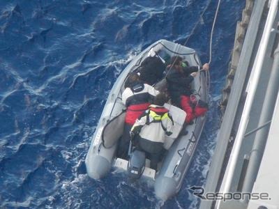 日本郵船グループの多目的コンテナ船が太平洋上で座礁したヨットの乗組員を救助