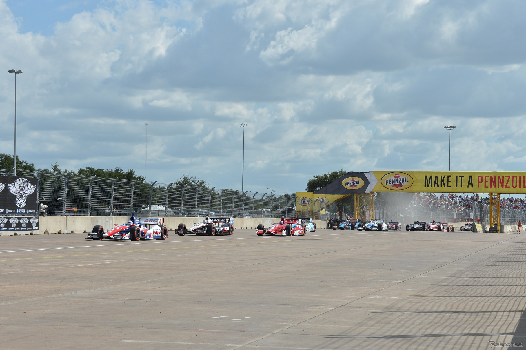 佐藤琢磨はスタートでもトップをキープしていた。写真：IndyCar