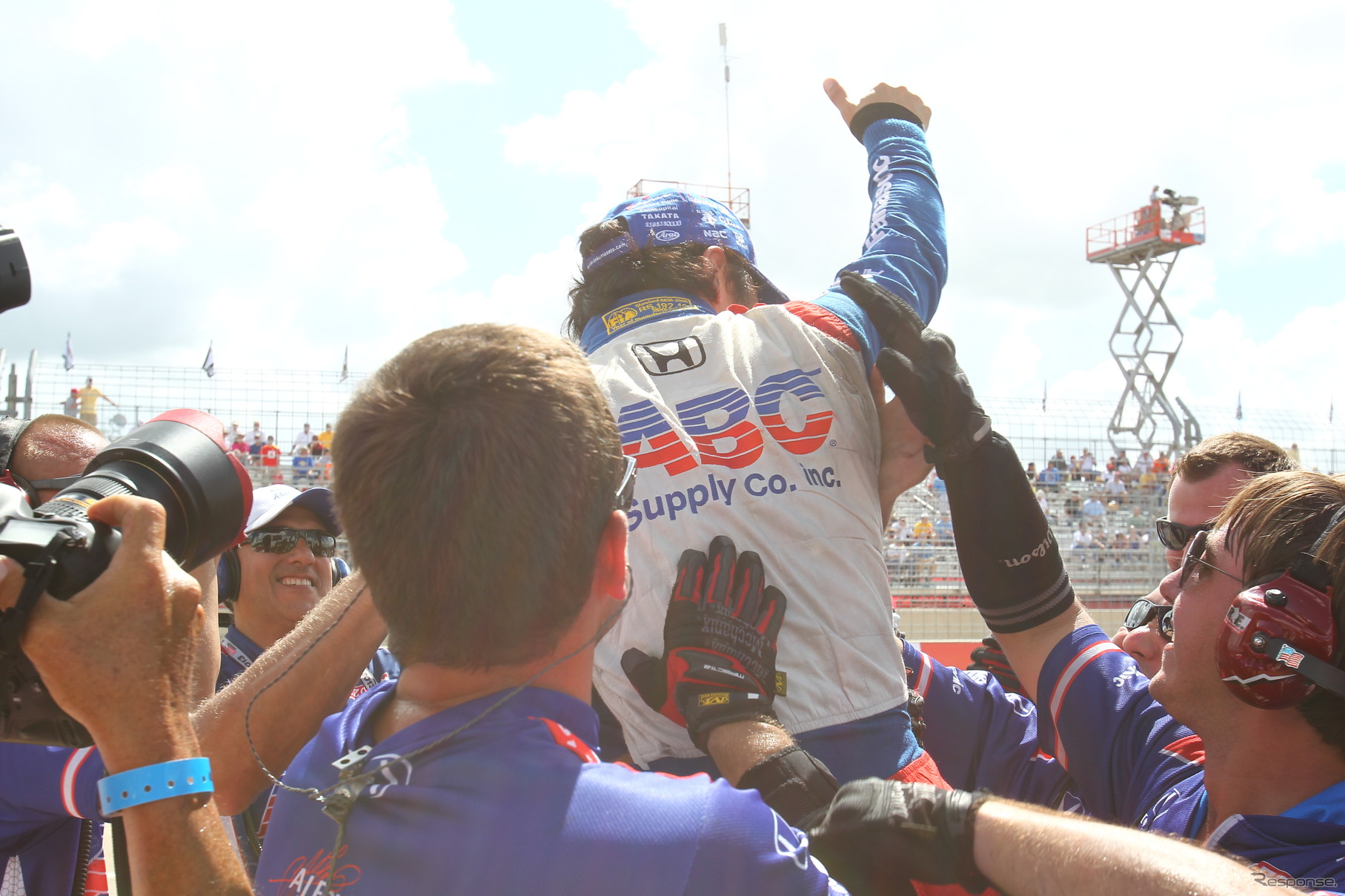 ポール獲得に沸いた琢磨陣営。写真：IndyCar