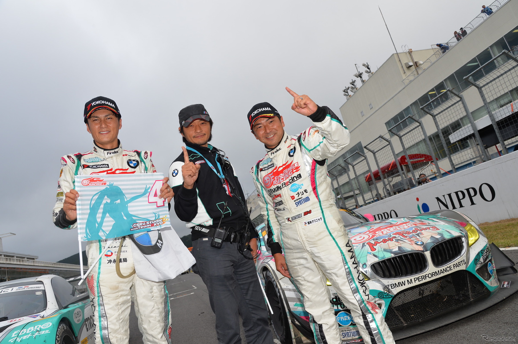 谷口（左）と片岡（右）は2連勝を飾った。中央は大橋逸夫監督。写真：GTA