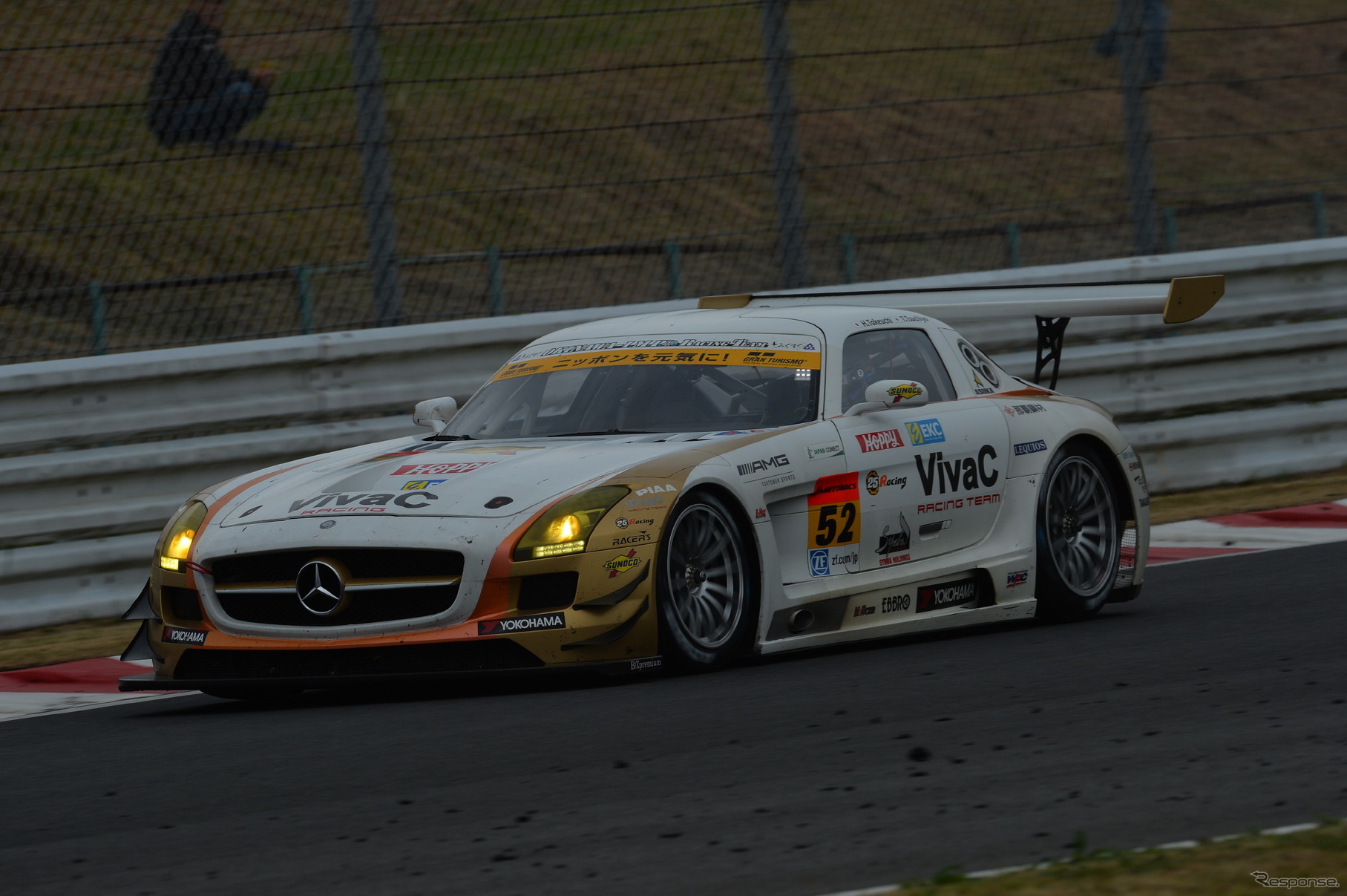 3位のメルセデスSLS（カーナンバー52）。写真：GTA