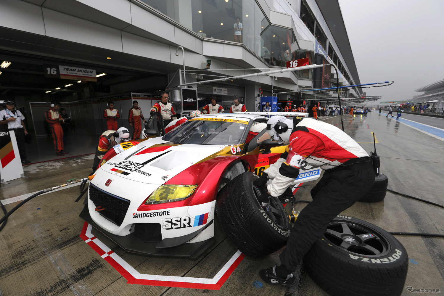 #16 MUGEN CR-Z GTはシリーズ戦未勝利だが、ポイント面では依然として優位。写真：Honda（第6戦）