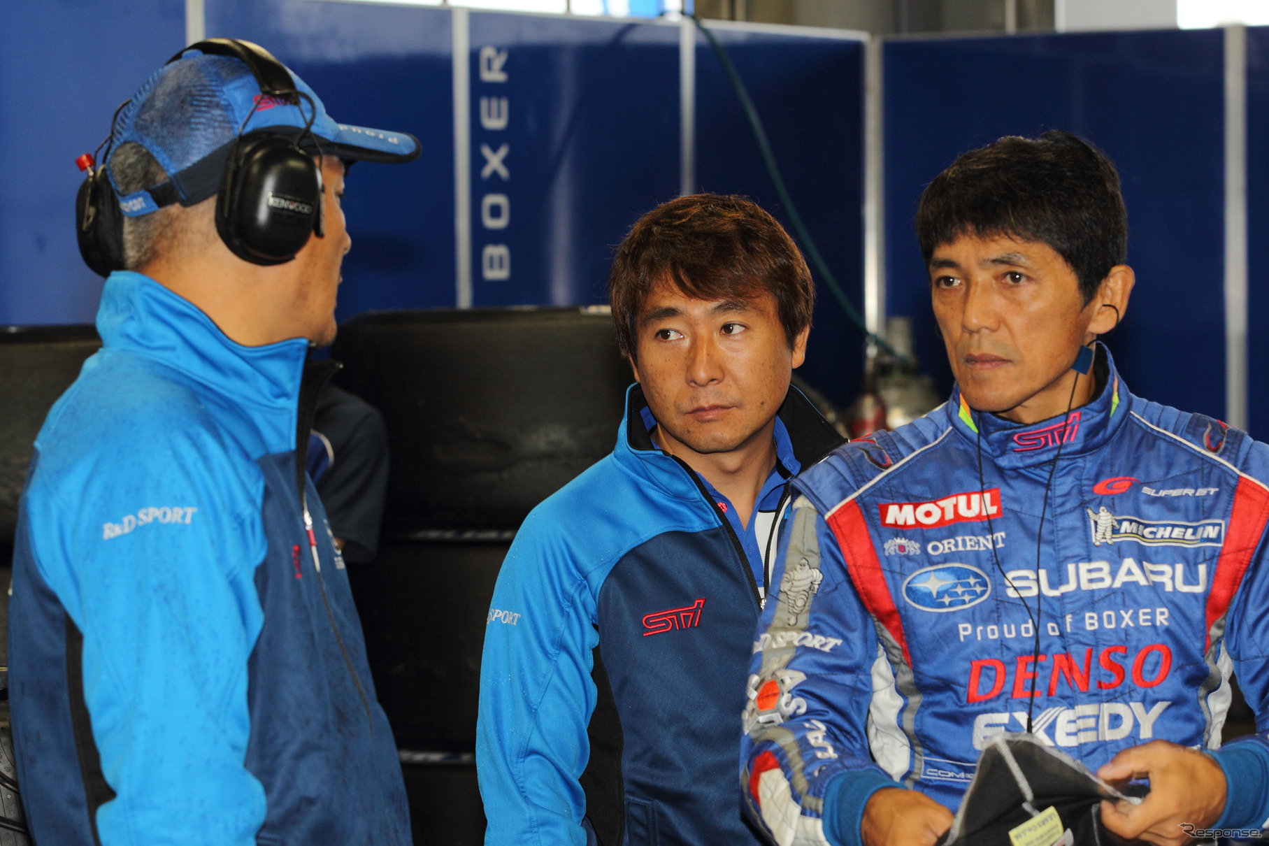 スバルの佐々木（中央）&山野（右）にもタイトルチャンスは残っている。写真：SUBARU/STI（第6戦）